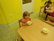 Kuchaři připravují bramborový salát